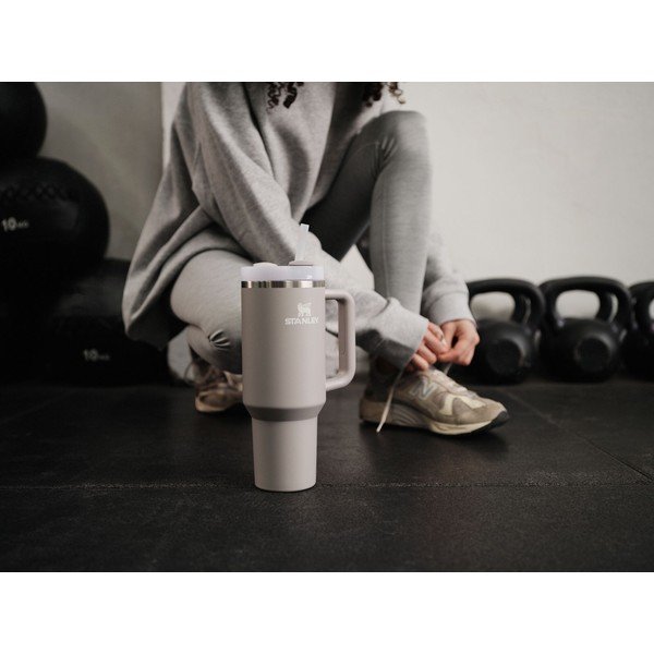 Světle šedá termoska s brčkem z nerezové oceli 890 ml Quencher H2.O FlowState™ Tumbler Ash – Stanley-image-1