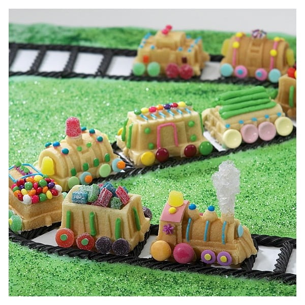 Forma na 9 mini bábovek ve tvaru vláčku ve stříbrné barvě Nordic Ware Train, 1,2 l-image-3