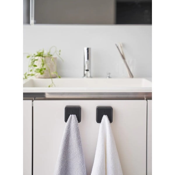 Černý samodržící plastový držák na kuchyňské utěrky Film Hook – YAMAZAKI-image-1