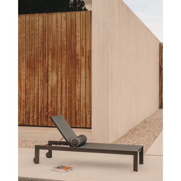 Černé kovové zahradní lehátko Canutells – Kave Home-image-1