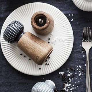 Mlýnek z dubového dřeva na koření s tmavě modrým detailem z porcelánu Kähler Design Hammershoi, výška 13 cm