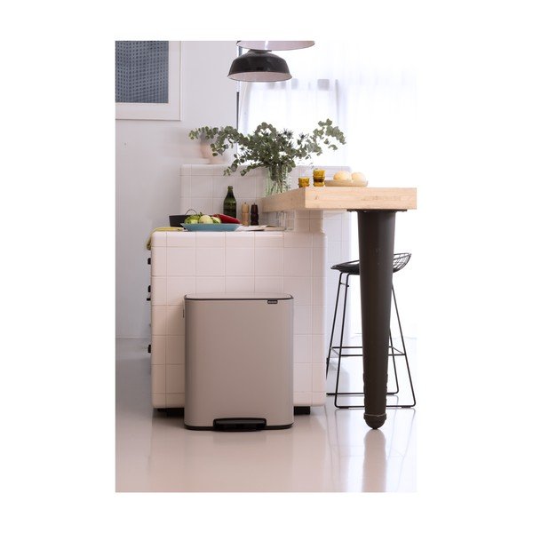 Světle šedý ocelový odpadkový koš 2x30 l na tříděný odpad/nášlapný Bo – Brabantia-image-1