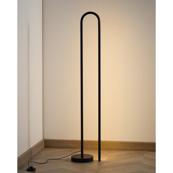 Černá LED stojací lampa (výška 120 cm) Bow – Kave Home-image-1