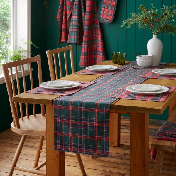 Bavlněný běhoun na stůl s vánočním motivem 220x32 cm Christmas Tartan Check – Catherine Lansfield-image-2