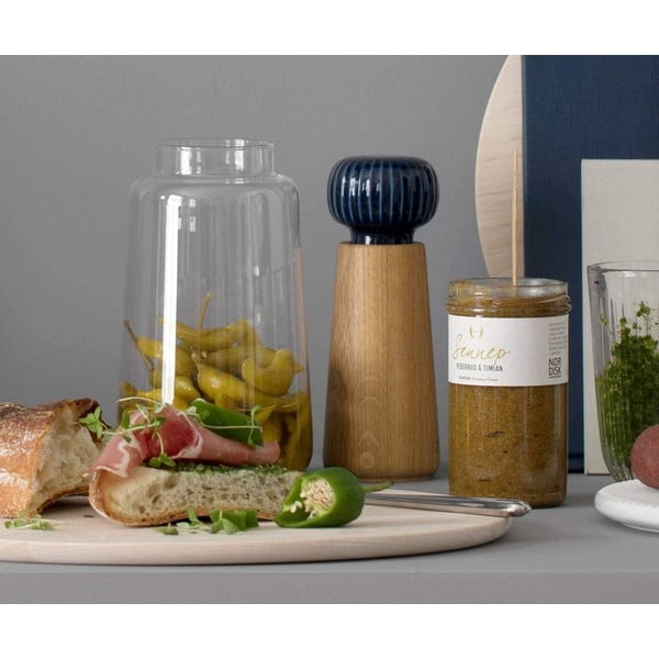 Mlýnek z dubového dřeva na koření s tmavě modrým detailem z porcelánu Kähler Design Hammershoi, výška 17,5 cm-image-2