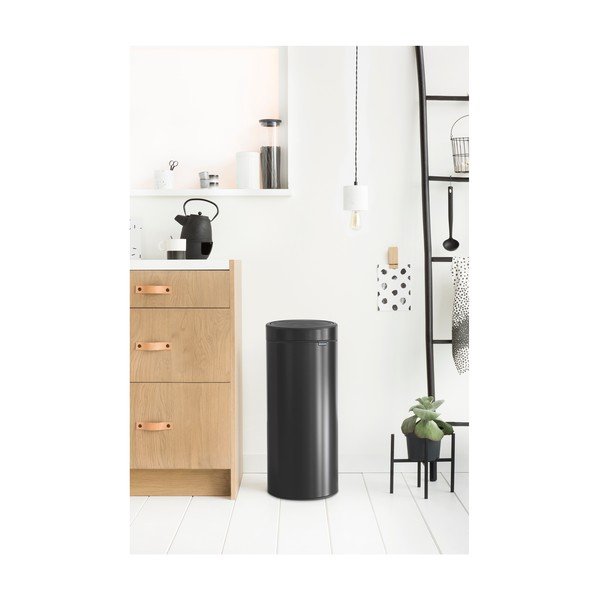 Matně černý dotykový ocelový odpadkový koš 30 l Touch Bin – Brabantia-image-1