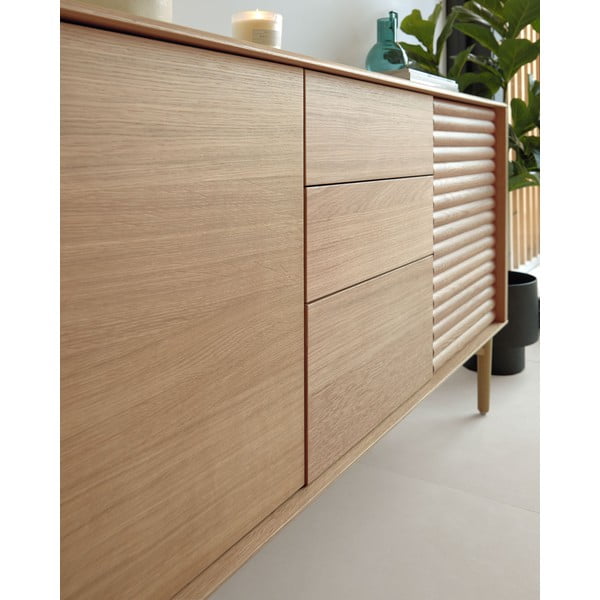 Nízká komoda v dekoru dubu v přírodní barvě 200x86 cm Lenon – Kave Home-image-4