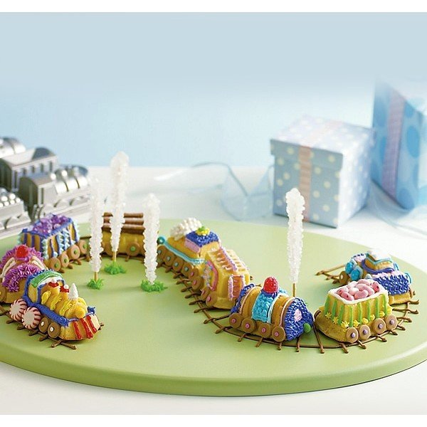 Forma na 9 mini bábovek ve tvaru vláčku ve stříbrné barvě Nordic Ware Train, 1,2 l-image-1