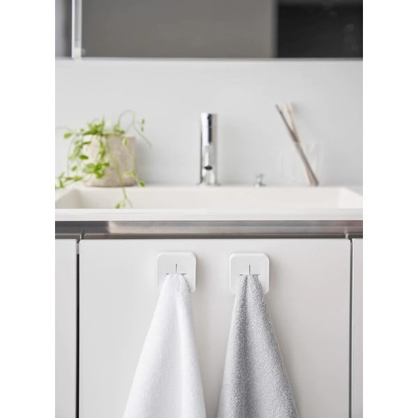 Bílý samodržící plastový držák na kuchyňské utěrky Film Hook – YAMAZAKI-image-1