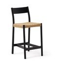 Černá/v přírodní barvě barová židle z dubového dřeva (výška sedáku 65 cm) Yalia – Kave Home