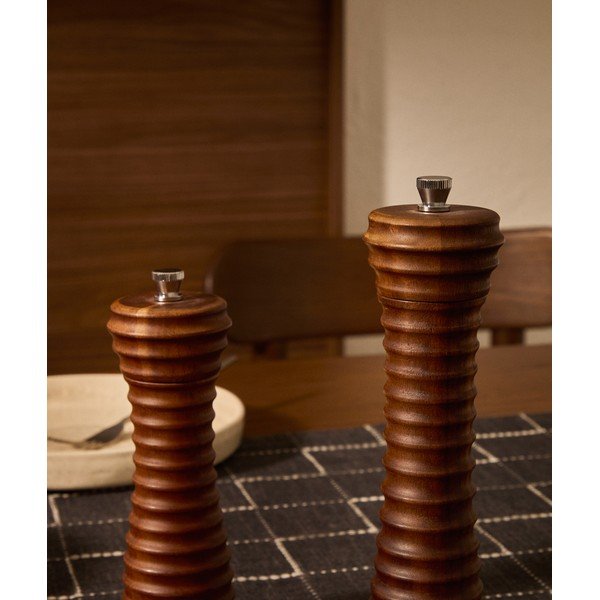 Dřevěný mlýnek na pepř a sůl v přírodní barvě Rommu – Kave Home-image-2