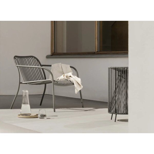 Šedé kovové zahradní křeslo Yua Wire – Blomus-image-1