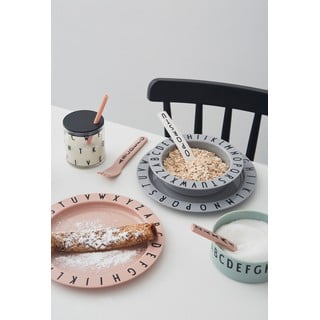 Šedý dětský hluboký talíř Design Letters Eat & Learn, ø 15,5 cm