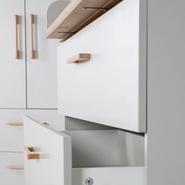 Světle šedá nízká dětská komoda v dekoru dubu s přebalovacím pultem 117x104 cm Caro – Roba-image-1