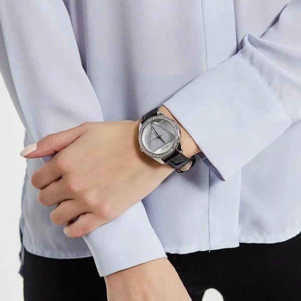 Dámské hodinky s černým páskem z ušlechtilé kůže Guess W0884L3-image-1