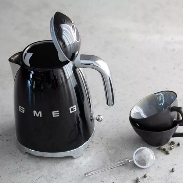 Černá rychlovarná konvice z nerezové oceli 1,7 l Retro Style – SMEG-image-1
