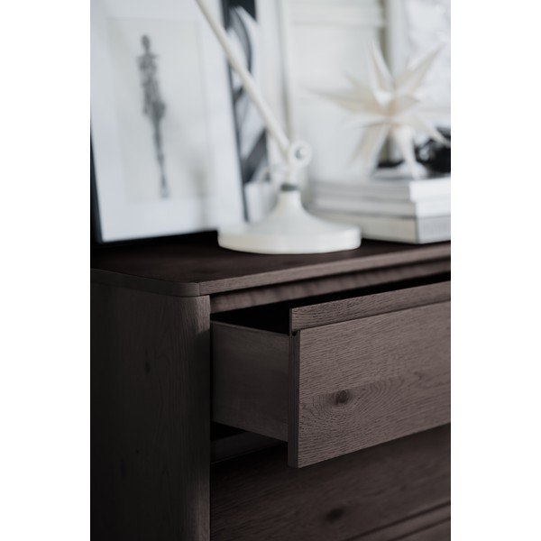 Komoda v dekoru dubu v tmavě přírodní barvě 110x70x45 cm Melstone – Rowico-image-4