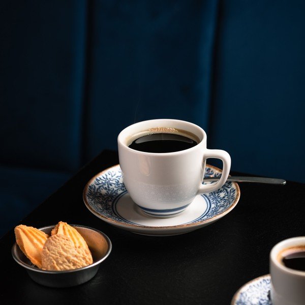 Bílý/modrý porcelánový podšálek ø 14 cm Azul – BonBistro-image-1