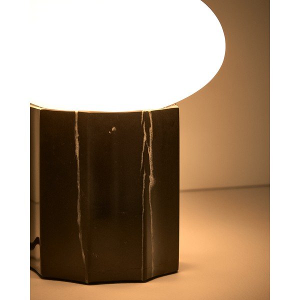 Bílá/černá kovová stolní lampa se skleněným stínidlem (výška 20 cm) Idela – Kave Home-image-3