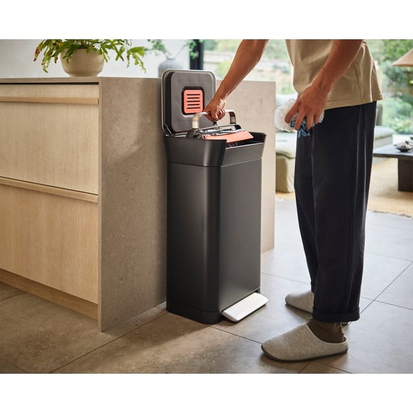 Černý nášlapný ocelový odpadkový koš 30 l Titan – Joseph Joseph-image-3