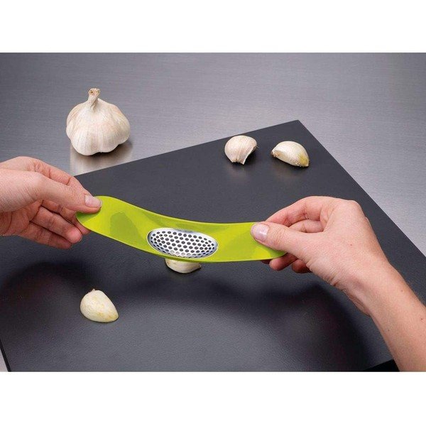 Zelené kolébkové mačkadlo na česnek Joseph Joseph Garlic Rocker-image-1