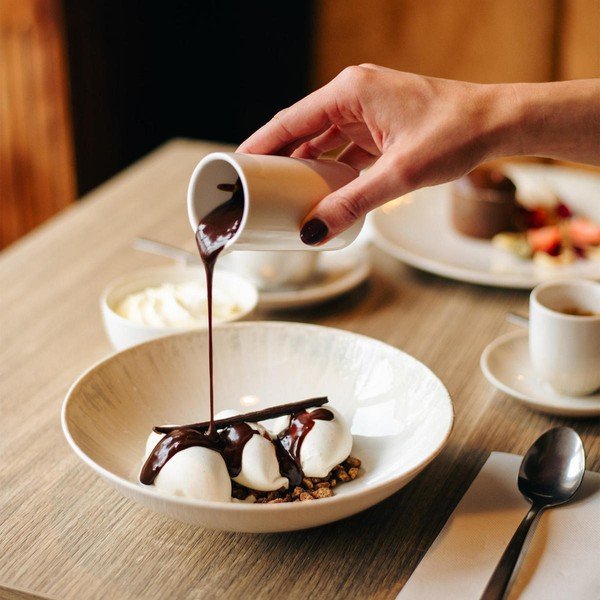 Světle šedý hluboký  porcelánový talíř ø 21 cm Nuance – BonBistro-image-2