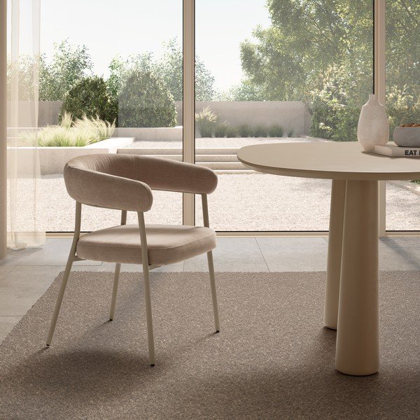 Béžová čalouněná jídelní křesla v sadě 2 ks s područkami Yuri – MOME-image-1