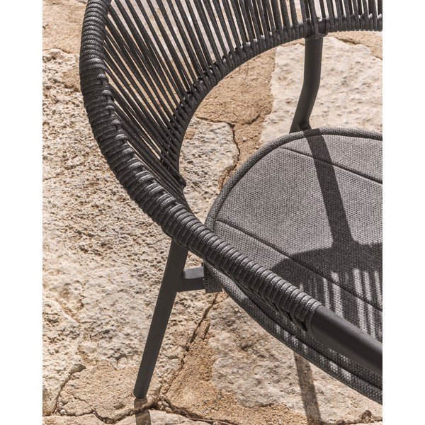 Tmavě šedá polstrovaná zahradní židle Alimia – Kave Home-image-3