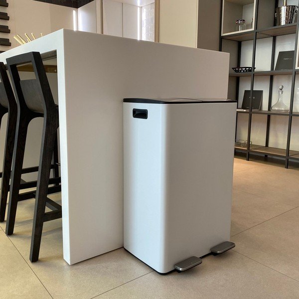 Matně bílý ocelový odpadkový koš 2x30 l na tříděný odpad/nášlapný   Aliya – Spirella-image-1