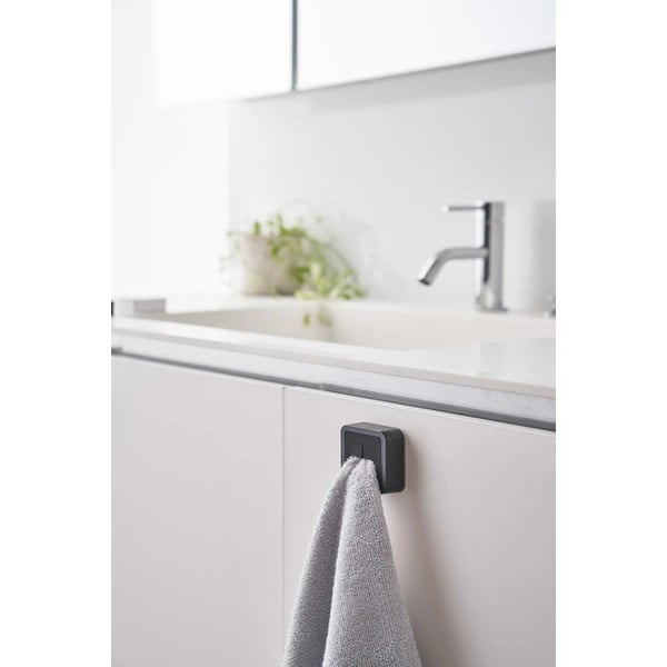 Černý samodržící plastový držák na kuchyňské utěrky Film Hook – YAMAZAKI-image-2