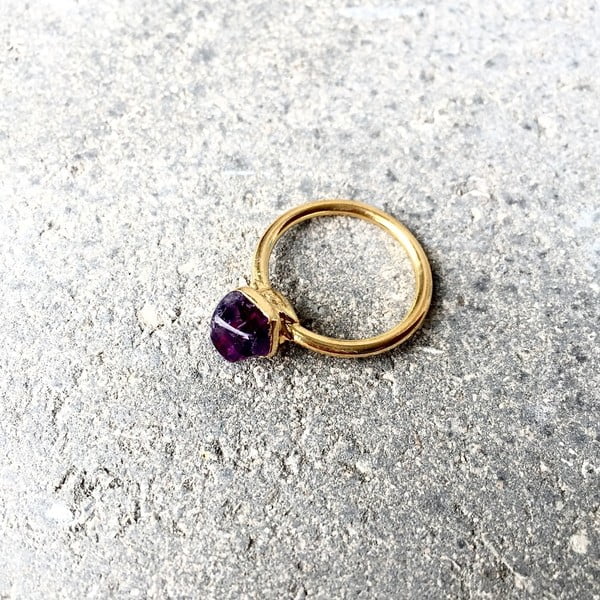 Pozlacený prsten s fialovým ametystem Decadorn