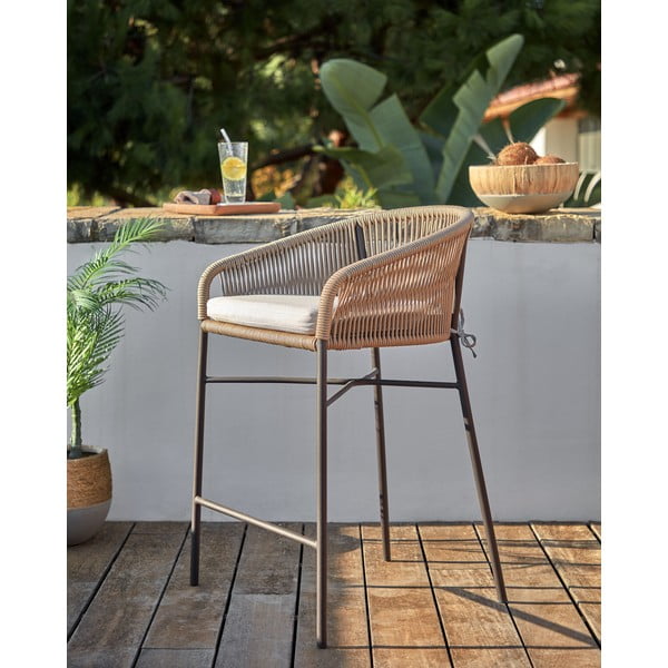 Béžová kovová/polstrovaná zahradní barová židle Yanet – Kave Home-image-1