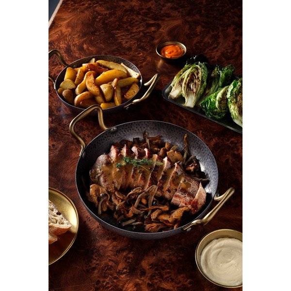 Servírovací kovový talíř ve stříbrné barvě ø 24 cm Serve – BonBistro-image-1
