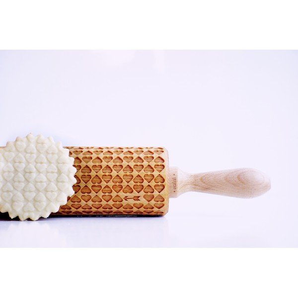 Dřevěný embosovaný váleček na těsto Valek Srdce-image-1