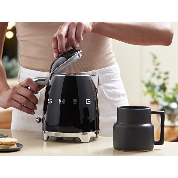 Černá rychlovarná konvice z nerezové oceli 800 ml Retro Style – SMEG-image-1