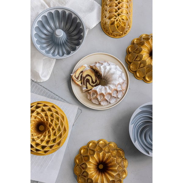 Forma na pečení z litého hliníku ve zlaté barvě Bonami Selection Lotus-image-2