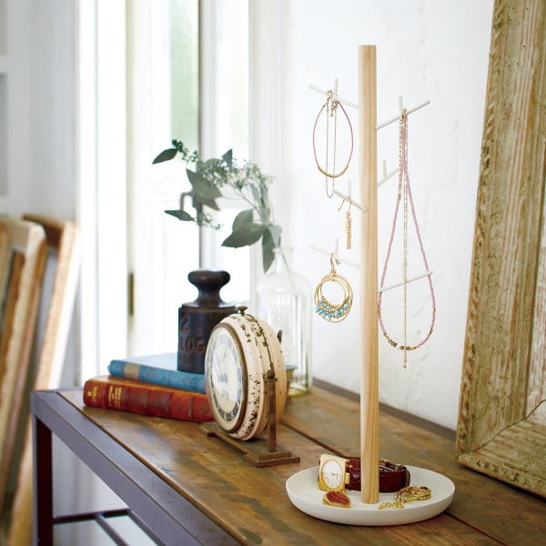 Bílý stojánek na šperky s detailem z bukového dřeva YAMAZAKI Tosca Branch-image-1