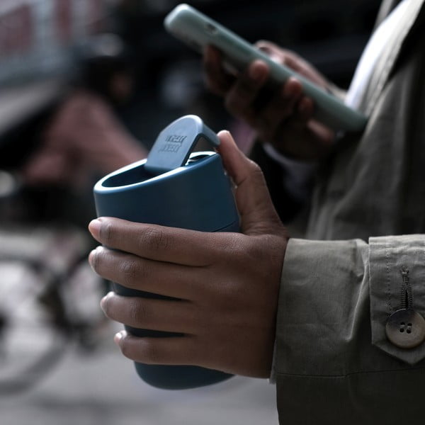 Tmavě modrý cestovní hrnek 340 ml Sipp – Joseph Joseph-image-1