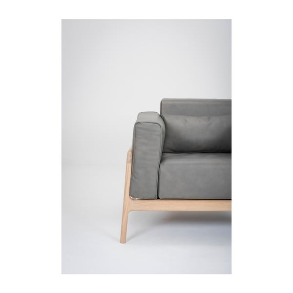 Tmavě šedé křeslo z buvolí kůže s konstrukcí z masivního dubového dřeva Gazzda Fawn-image-2