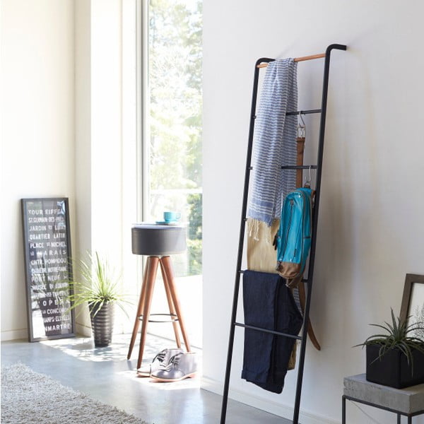 Černý dekorativní žebřík s detailem z bukového dřeva YAMAZAKI Tower Ladder-image-1