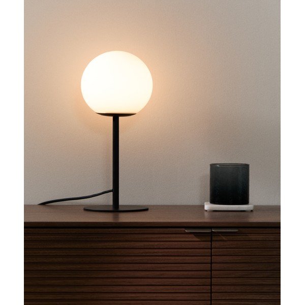 Bílá/černá stolní lampa se skleněným stínidlem (výška 35 cm) Brisia – Kave Home-image-1