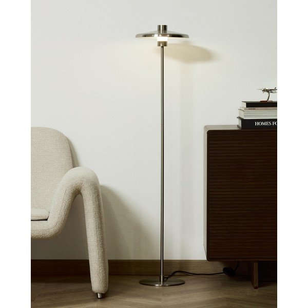 Stojací lampa ve stříbrné barvě s kovovým stínidlem (výška 130 cm) Nuvira – Kave Home-image-1