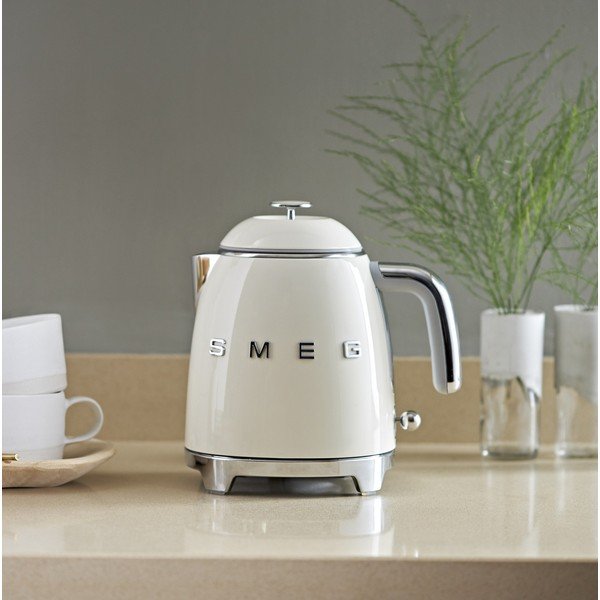 Krémová rychlovarná konvice z nerezové oceli 800 ml Retro Style – SMEG-image-1