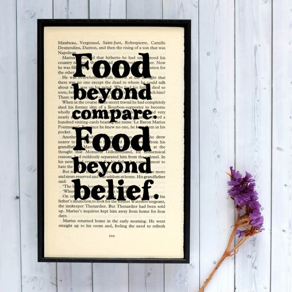 Plakát v dřevěném rámu Bookishly Les Mis Food Beyond Compare
