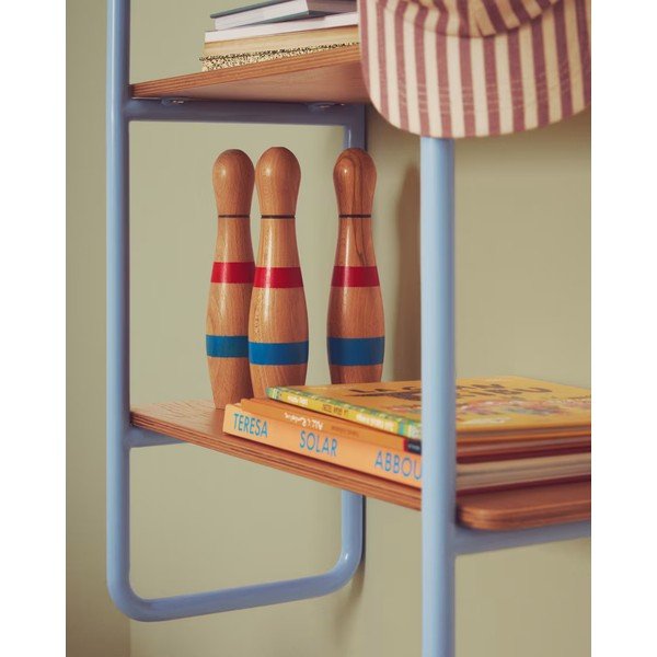 Světle modrá/v přírodní barvě závěsná dětská knihovna v dekoru jasanu 60x70x28 cm Tinn – Kave Home-image-4