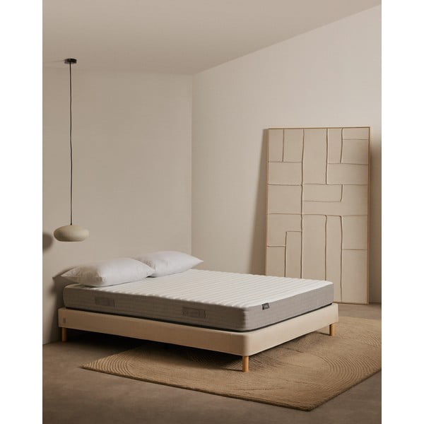 Středně tvrdá pěnová antialergenní/termoregulační matrace 150x200 cm Yoko – Kave Home-image-1