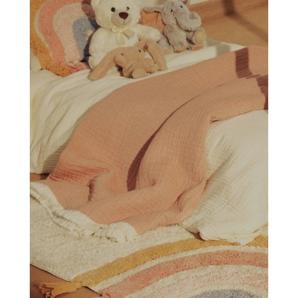Mušelínová dětská deka v lososové barvě 130x170 cm Nafine – Kave Home-image-3