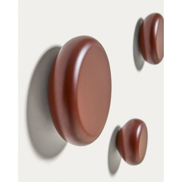 Červené nástěnné dřevěné háčky v sadě 3 ks Nadue – Kave Home-image-1