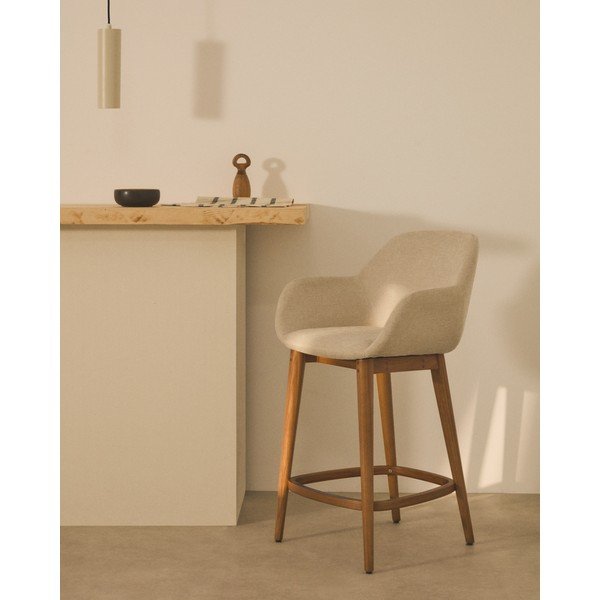 Béžová čalouněná barová židle s područkami (výška sedáku 66 cm) Konna – Kave Home-image-1