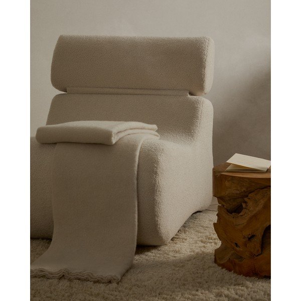 Slonovinové křeslo z textilie bouclé Club – Kave Home-image-1